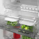 AEG TB6LA881ES koelkast interieur detail twee glasplateaus met groenten in manden