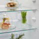 TC6LS181ES bovenGedeelte detail met glas plank, bewaarde voedsel en decoratieve items