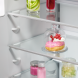 AEG TC7CS181DF koelkast close-up van Safety Glass legplanken met donut onder glazen stolp en potten