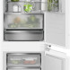 AEG TC9MS181AC inbouw combi-koelkast met geopende deuren, interieur met kasten, laden en volle schappen
