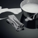 Accessoires voor inductie kookplaat, melkpan, spatelschep en schoonmaakdoek