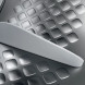 AEG TR970V8C trommelbinnenkant detail met zilvergrijze roestvrij stalen perforatietrommel