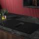 AEG TT84CB00CB inductiekookplaat met afzuiging ingebouwd in keuken, totaaloverzicht aanrecht met decoratieve accessoires