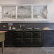 Aga eR71505ERIO fornuis zwart totaalafbeelding keukenschiereiland klassieke stijl met accessoires