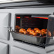 Aga eR7i1505ERIO geopende lade met gegrilde kippotjes op rooster
