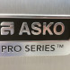 Foto van het ProSeries logo op de voorzijde van de Asko RFN2286SL