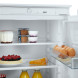ATAG KS14178D bovenkast geopend met desserts, eieren en voeding op schappen