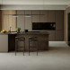 Bertazzoni inbouw koffiemachine in modern keukeninterieur met eiland, barkrukken en panoramische raampartij