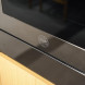 Bertazzoni FMOD6117CTS3 combi-stoomoven close-up Bertazzoni logo op framebalk