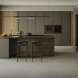 Bertazzoni FMOD6117CTS3 combi-stoomoven dubbel ingebouwd in moderne grijze keuken met keukeneiland