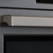 Roestvrij stalen deurgreep van Bertazzoni FPRO4077MTN3 oven met magnetron in detail