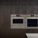Bertazzoni FPRO4077MTX3 dubbele magnetron-oven ingebouwd in donkere keukenkasten