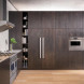 Bertazzoni FPRO4077MTX3 magnetron-oven in moderne keuken met gasfornuis en afzuigkap