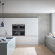 Bertazzoni FPRO6117PTN3 oven in moderne keukenopstelling met eiland, integraal in kastenwand