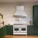 Bertazzoni HER125I2EAVT2 fornuis in witte keuken ingebouwd tussen groene kasten