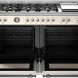 Bertazzoni HER126G2EAVT2 met geopende ovendeuren toont interieur zwarte ovens en uitschuifbare pannen