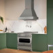 Bertazzoni HER95I1EXT2 fornuis ingebouwd in groene keuken met afzuigkap en marmeren achterwand