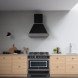 Bertazzoni HER96L1ENET2 fornuis ingebouwd in houten keukenelement met zwarte afzuigkap