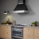 Bertazzoni HER96L1ENET2 gas-fornuis geïnstalleerd in keuken onder zwarte wandafzuigkap