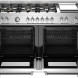 Bertazzoni MAS126G2EXT2 fornuis met beide ovendeure geopend en interieur met roosters zichtbaar