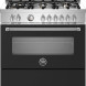 Bertazzoni MAS96L1ENET2 fornuis vooraanzicht met zes gasvlammen, bedieningspaneel en gesloten ovenruam met zwarte voorkant