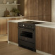 Bertazzoni MASCH94I1ENET fornuis met afzuiging ingebouwd in keukeneiland met houten kasten