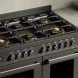 Bertazzoni PRO106L2ECAT2 fornuis in keukensituatie geplaatst met zes gasbranders en dubbele oven