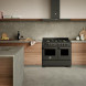 Bertazzoni PRO106L2ECAT2 professioneel fornuis ingebouwd in moderne keuken tussen houten kasten