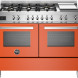 Bertazzoni PRO126G2EART2 fornuis vooraanzicht met oranje frontpaneel, dubbele oven en gaskookplaat met griddle