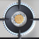 Detail gaskookplaat brander met goudkleurig Bertazzoni embleem en elektronische ontstekingsring