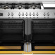 Bertazzoni PRO126G2EGIT2 fornuis met beide ovendeuren geopend, gele zijpanelen en verwisselbare roosters zichtbaar