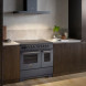 Bertazzoni PRO95I2ECAT2 fornuis in moderne donkerhouten keuken met zwarte afzuigkap