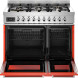 Bertazzoni PRO96L2EART2 fornuis met geopende ovendeure, zichtbare roostels en rode onderkasten