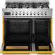 Bertazzoni PRO96L2EGIT2 fornuis met geopende ovendeur, twee ovens met roosters en gele greepafdekking zichtbaar