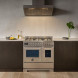 Bertazzoni PRO96L2EXT2 fornuis in keukensituatie tussen donkere kasten, onder afzuigkap