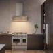 Bertazzoni PRO96L2EXT2 fornuis in moderne keuken met houten vloer en donkere wandkasten