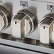 Close-up van bedieningsknoppen van een Bertazzoni gasfornuis met zes branders