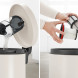 Bosch BBS611BSC stofbak leegmaken getoond in twee stappen met hand en filter