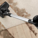 Bosch BBS611BSC steelstofzuiger in gebruik op tapijt en houten vloer randdetail