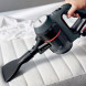 Bosch BBS712A handheld stofzuiger in gebruik op gestoffeerde matras