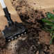 Bosch BBS712A DynamicPower Brush zuigmond reinigt houten vloer met vuil