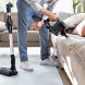 Bosch BBS712A DynamicPower Brush in gebruik door man op sofa
