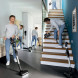 Bosch BBS712A DynamicPower Brush gebruikt in woonkamer en op trappen