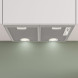 Bosch DHL555BM afzuikap frontaanzicht in groene keuken met ingebouwde verlichting