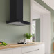 Bosch DWB65CC60 afzuigkap zwart geïnstalleerd boven kookplaat in moderne keuken