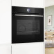 Bosch HSG7361B1 combi-stoomoven, gesloten voorkant in keukenopstelling, zwart afwerking met Bosch-logo