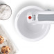 Bosch MFQ3561W handmixer gebruikt boven mengkom met geklopte room en cookies