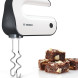 Bosch MFQ4020 handmixer zijkant met twee spiraalvormige doughwraakaccessoires naast chocoladebrownies