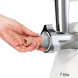 Hand voedt ruw vlees in Bosch MFW2520W vleesmolen invoertrechter