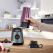 Bosch MMB2111S in gebruik op keukentafel met paarse smoothie in mengbeker en losse bessen